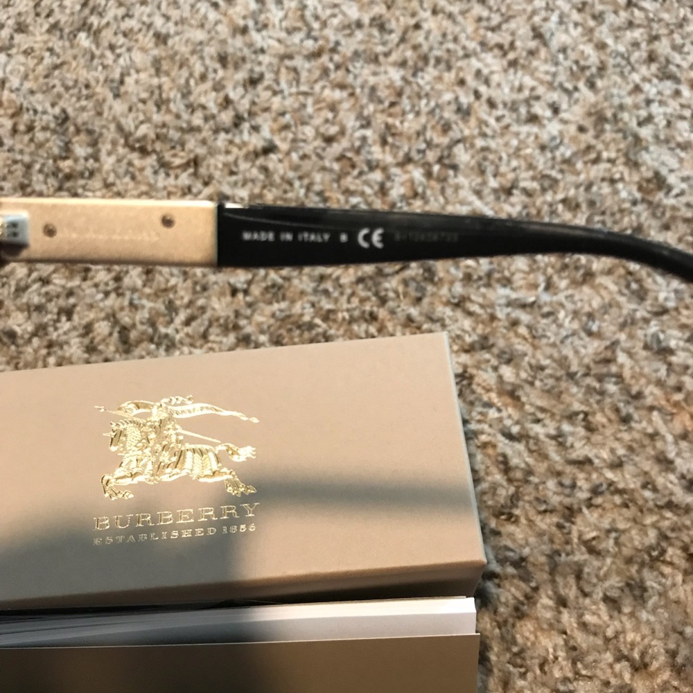 ☀️ Brand new Burberry Sunglasses 🕶 - Picture 5 of 7